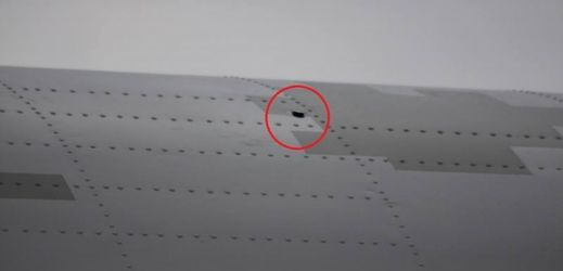 Snímky zásahu v trupu letounu, které zveřejnil ministr obrany.