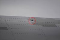 Snímky zásahu v trupu letounu, které zveřejnil ministr obrany.