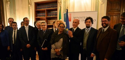Italský ministr vnitra Marco Minniti (uprostřed).