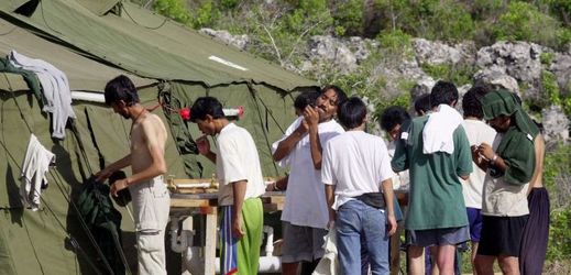 Uprchlíci v záchytném táboře na ostrově Nauru.
