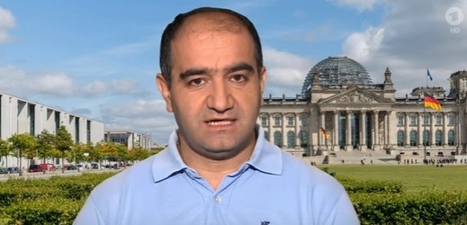 Özcan Mutlu z německo-turecké parlamentní skupiny ve Spolkovém sněmu.
