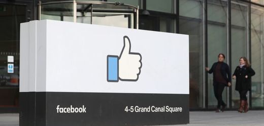 Společnosti Facebook roste zisk.