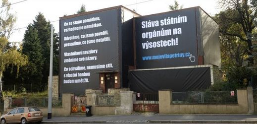 Funkcionalistickou vilu na pražských Petřinách loni v listopadu pokryla obří černá plachta kritizující postup úřadů, které nejprve vydaly souhlas s demolicí stavby.