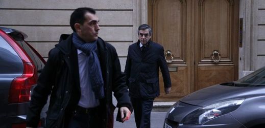 Prezidentský kandidát Fillon opouští svůj byt v Paříži.