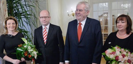 Prezident Miloš Zeman (druhý zprava) s manželkou Ivanou (vpravo) a premiér Bohuslav Sobotka s manželkou Olgou se sešli 2. ledna na zámku v Lánech, kam prezident pozval premiéra na novoroční oběd.