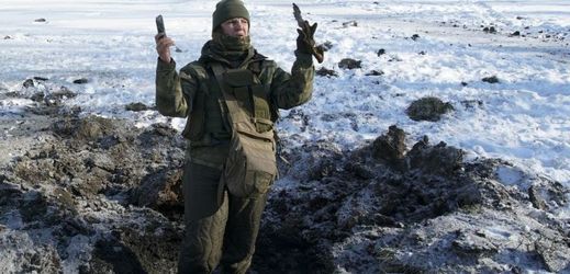 Ukrajinský voják ukazuje šrapnely po výbuchu nedaleko Doněcka (ilustrační foto).