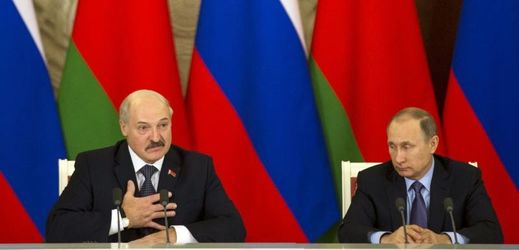 Prezidenti Alexandr Lukašenko (vlevo) a Vladimir Putin.