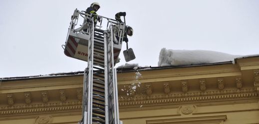 Hasiči odstraňují led ze střechy, ale je to povinností majitele (ilustrační foto).
