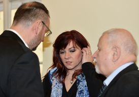 Jana Nečasová, dříve Nagyová, vlevo bývalý premiér Petr Nečas, vpravo advokát Eduard Bruna.