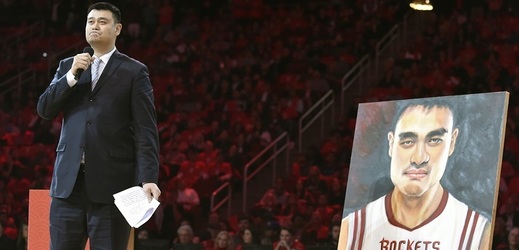 Jao Ming při slavnostním vyvěšení jeho dresu číslo 11 ke stropu haly Houstonu Rockets.
