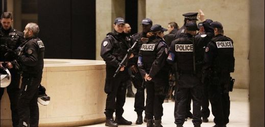 Policisté nedaleko místa činu u pařížského Louvru.