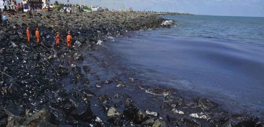Kvůli znečištěnému moři bude muset své vesnice podél pobřeží opustit mnoho ze zhruba 100 tisíc rybářů.