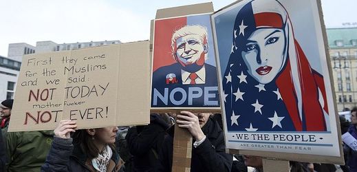 Demonstrace proti Trumpově imigrační politice před americkou ambasádou v Berlíně.