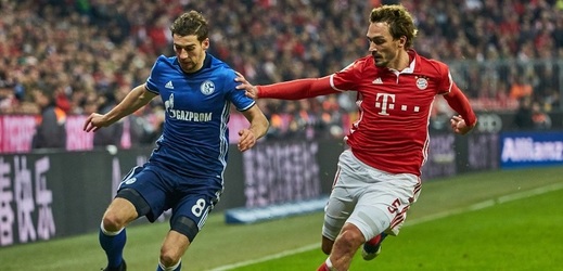Leon Goretzka ze Schalke (vlevo) stíhán stoperem Bayernu Mnichov Matsem Hummelsem.