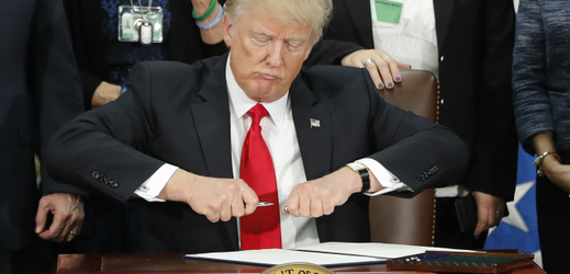 Donald Trump před podpisem výnosu.