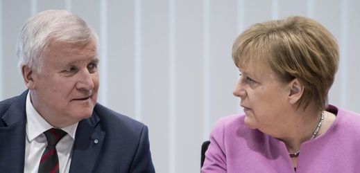 Šéf CSU Horst Seehofer a německá kancléřka a předsedkyně CDU Angela Merkelová.