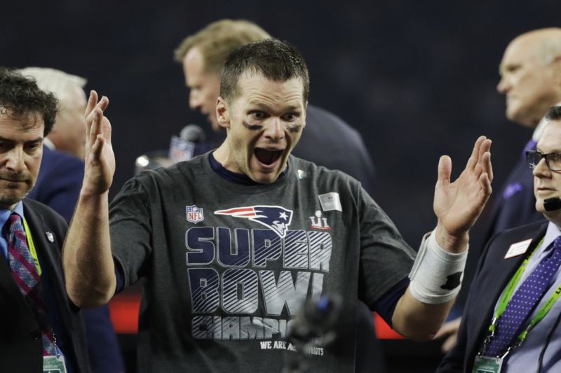 Takhle se raduje šampion. Tom Brady právě vyhrál svůj pátý Super Bowl.