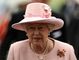 Alžběta II. není jen britská panovnice, ale i dáma každým coulem. Je známá pro své barevné kostýmky a klobouky. 