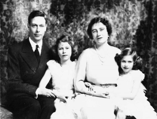 Rodinná fotografie z roku 1937. Mladičká Alžběta (uprostřed) se svými rodiči a sestrou, princeznou Margaretou.