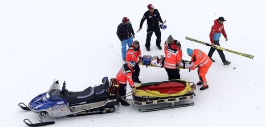 Rakouskému skokanovi Gregoru Schlierenzauerovi museli po pádu pomoct záchranáři.