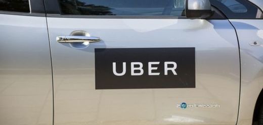 Brněnští taxikáři zbrojí proti Uberu.