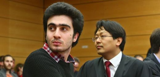 Anas Madamání (vlevo) u soudu.
