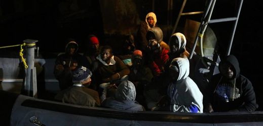 Migranti v pátek vypluli z města Sabráta, které leží asi 70 kilometrů na západ od metropole Tripolisu.
