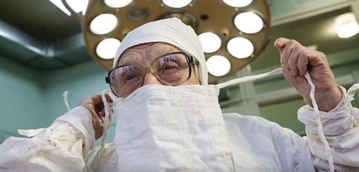 Ruská lékařka oslaví letos v květnu devadesát let, přes to stále operuje.
