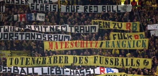 Tribuna fanoušků Dortmundu byla poseta nenávistnými vzkazy na účet klubu z Lipska.