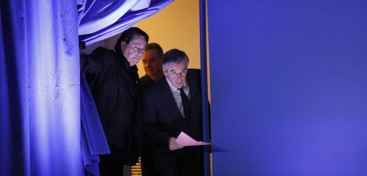 Prezidentský kandidát francouzské umírněné pravice François Fillon (vpravo).