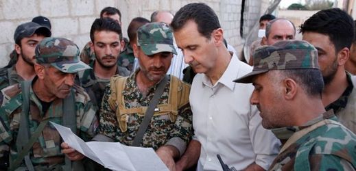 Syrský prezident Bašár Asad v obklopení svých vojáků.