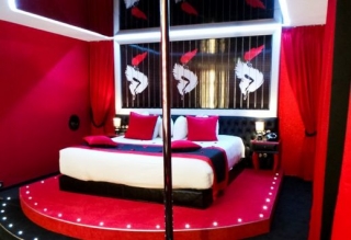 Pařížský hotel Seven nabízí pokoj s taneční tyčí na pole dance.