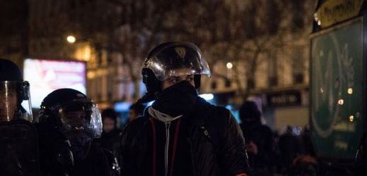 Protesty v okolí Paříže proti policii pokračují.