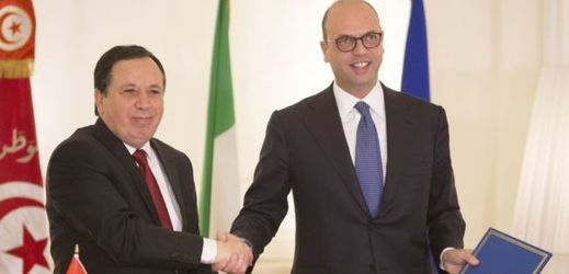 Zleva tuniský ministr zahraničí Khemaies Jhinaoui a italský ministr zahraničí Angelino Alfano.