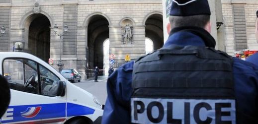 Francouzská policie v Paříži, po útoku v Louvru. 