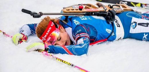 Vyčerpaná Gabriela Koukalová v cíli zlatého závodu.