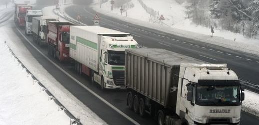 Dálnice D8 přes České středohoří přitáhla těžkou nákladní dopravu.