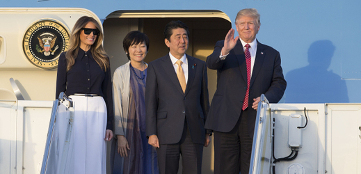 Trumpová odletěla společně s manželem a japonským párem na Floridu.