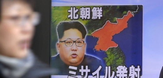 Severokorejský vůdce Kim Čong-un na plakátu v Tokiu.