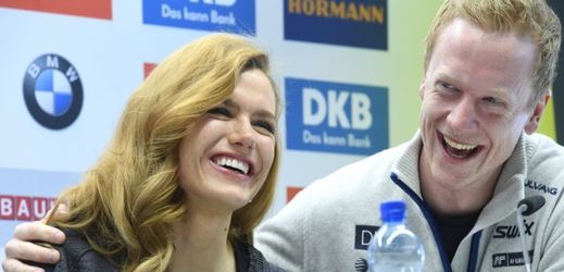 Gabriela Koukalová a Johannes Bö byli na tiskové konferenci v dobré náladě.