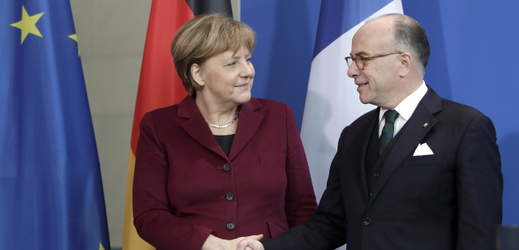 Německá kancléřka Angela Merkelová a francouzský premiér Bernard Cazeneuve.