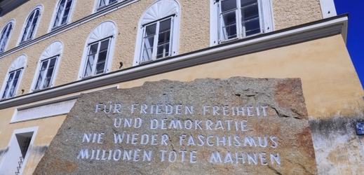 Pamětní kámen vyrobený ze žuly stojí před rodným domem Adolfa Hitlera v městě Braunau am Inn.