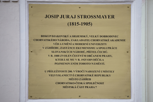 Pamětní deska Josipa Juraje Strossmayera v Holešovicích na náměstí, které je po něm pojmenované.