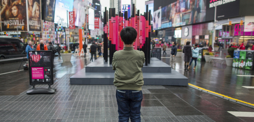 Výtvarná instalace na Times Square v New Yorku s názvem Také jsme byli cizinci. Na třiceti třech kovových sloupcích tvořících růžové srdce jsou vepsána data reprezentující složení americké populace podle sčítání lidu z roku 2015.