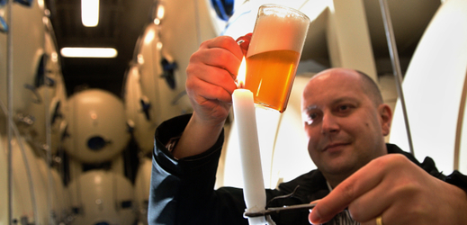 Sládek Budvaru Adam Brož provádí senzorickou kontrolu kvality piva v ležáckých sklepích národního podniku. Jedná se o starou klasickou metodu kontroly zakalení a opalizace piva. Posuzuje se pomocí plamene svíčky kvůli stálé barevné teplotě světla. Budvar jako jeden z mála pivovarů stále tuto metodu používá při celkové kontrole kvality.