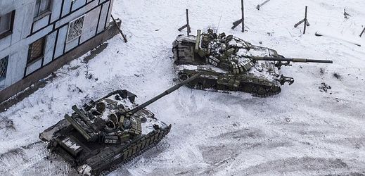 Ukrajinské tanky nedaleko města Avdijivka.