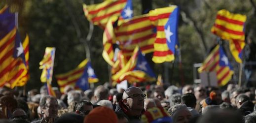 Lidé s katalánskými vlajkami.