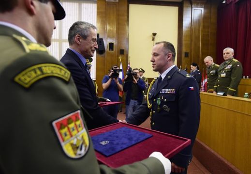 Ministr obrany M. Stropnický předal záslužný kříž posádce vrtulníku.