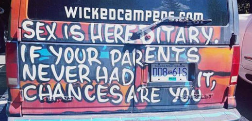 Společnost Wicked Campers propaguje své služby urážlivými slogany.