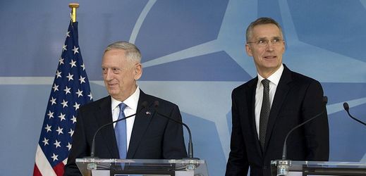 Americký ministr obrany Jim Mattis (vlevo) a generální tajemník NATO Jens Stoltenberg.